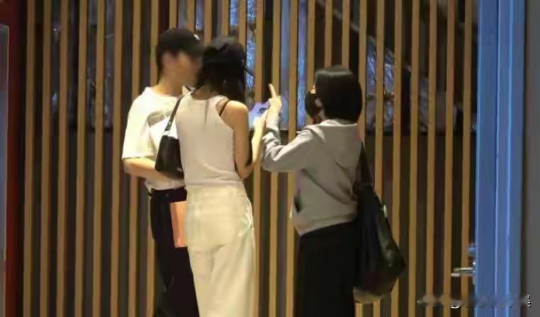 不发不说s家族还真是挺前卫的
小s二女儿已经开始谈恋爱了，放到普通家庭，17岁岁