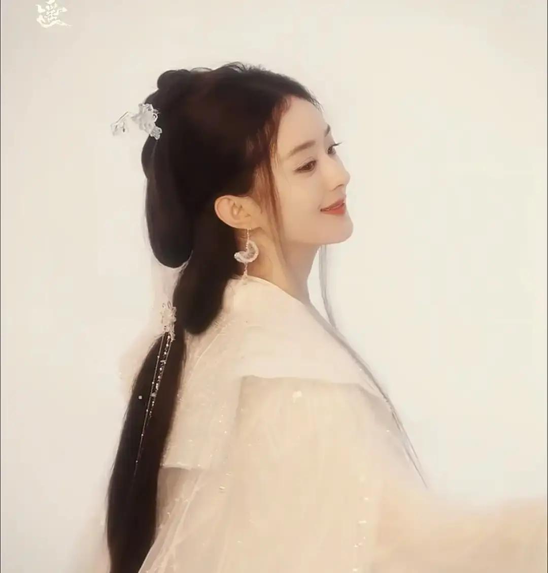 你以为客串只是刷脸？
赵丽颖一个战损妆，让《与凤行》首播热度炸穿平台纪录。
她先