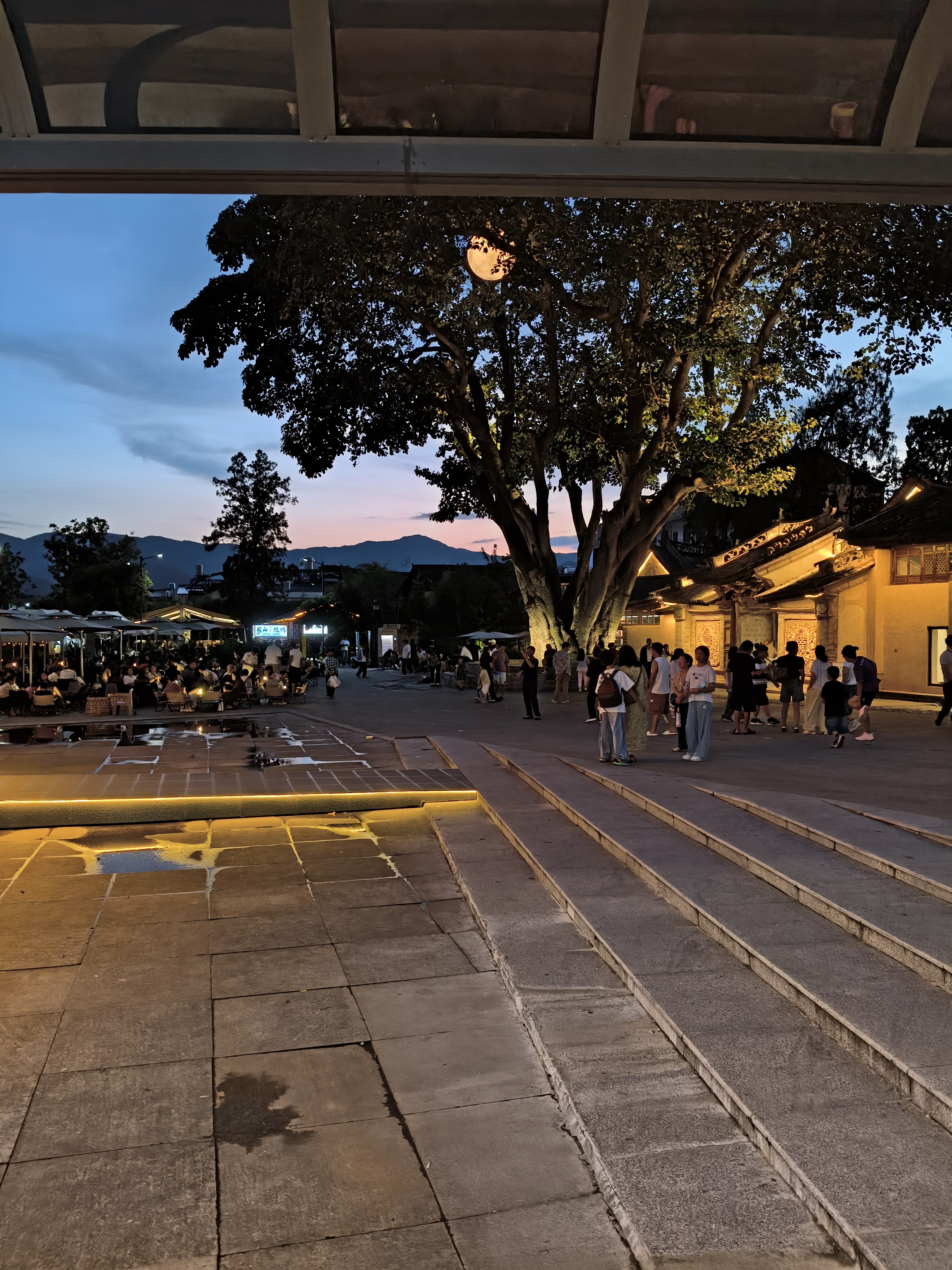 巍山的日与夜……. 