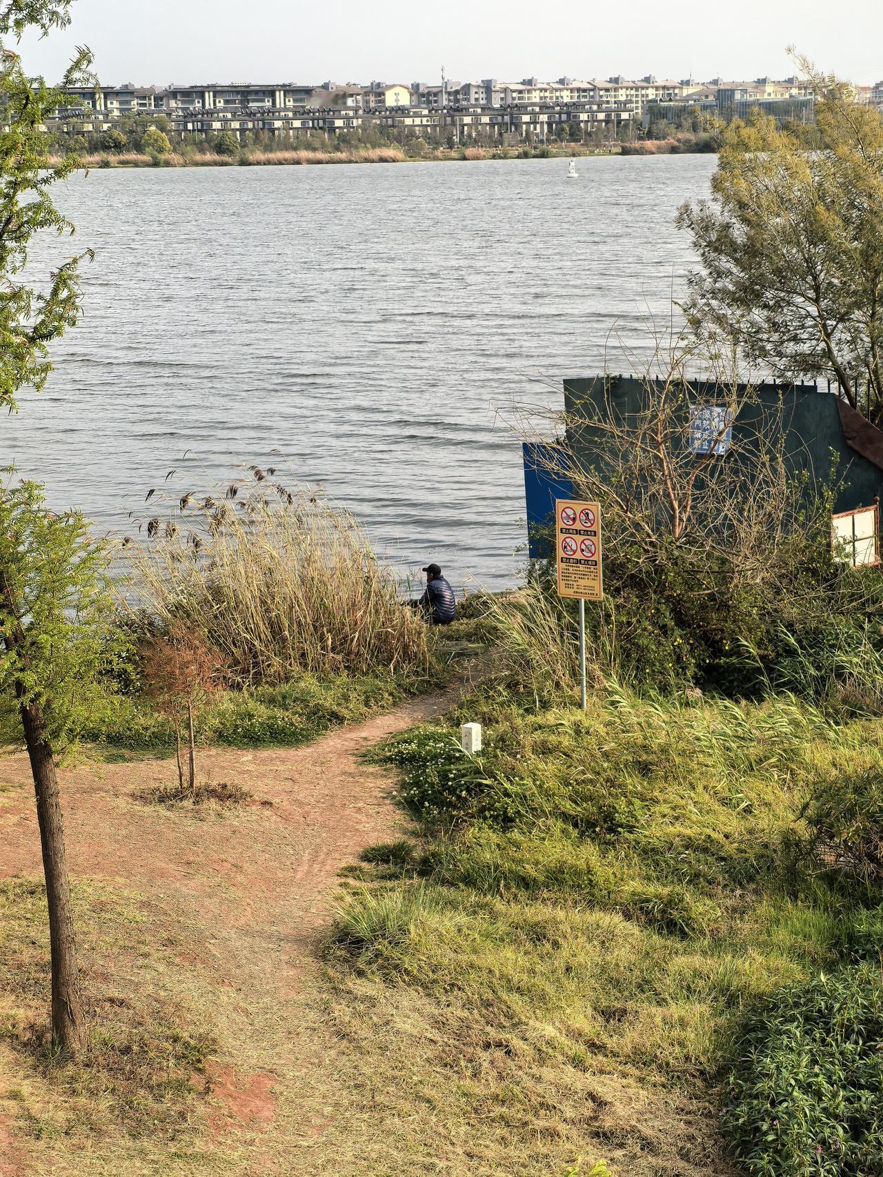 昆明西山区两个渔业的固定电话打了几遍，一直显示无法接通。现在禁渔期间，每年的3月