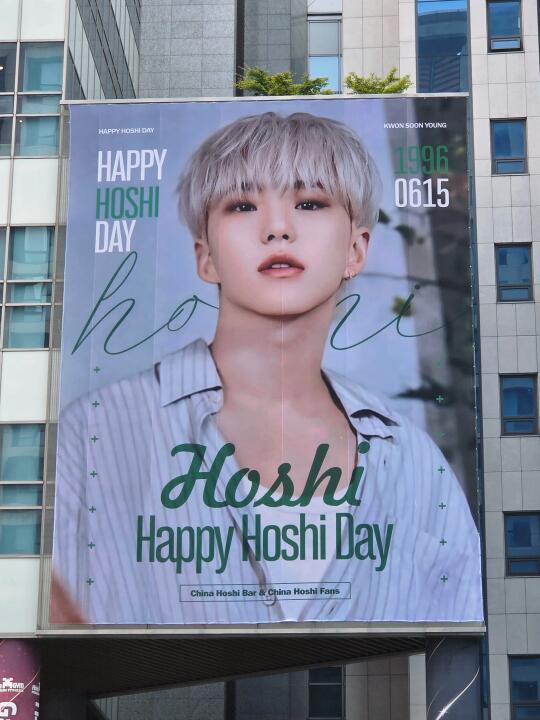 抬头就有权顺荣这样的巨幅墙贴出现在弘大