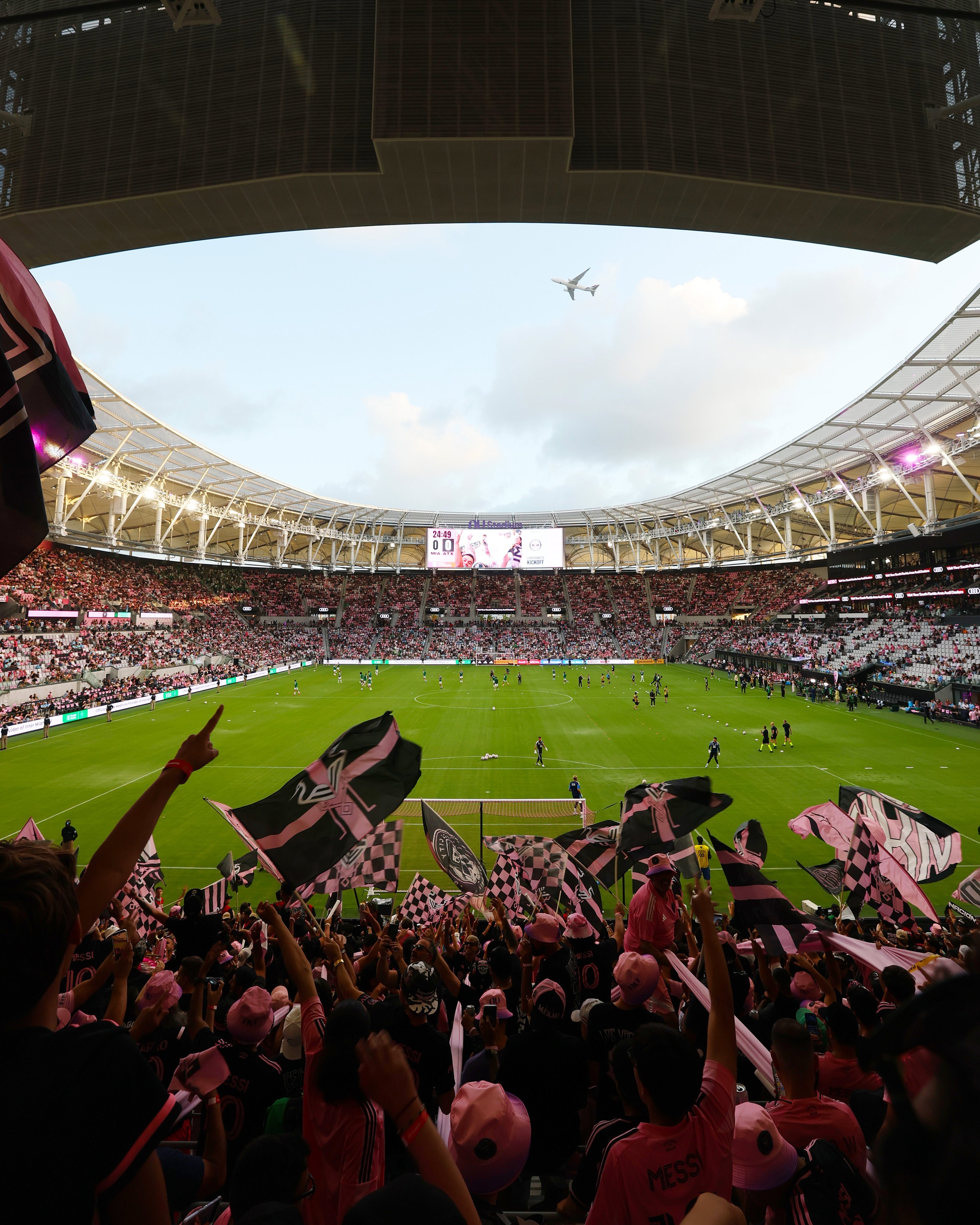 迈阿密国际有了新主场，并设有“里奥·梅西看台”。迈阿密梅西球场