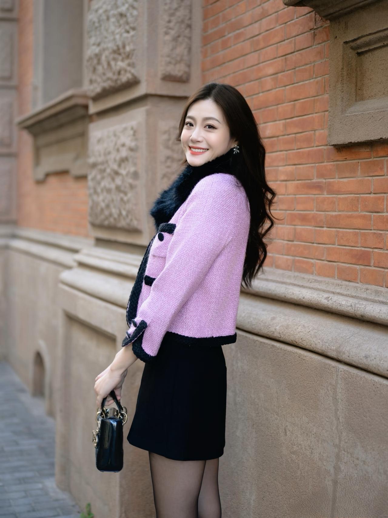 有哪些女生日常好看穿搭可以借鉴粉色短外套超显年轻漂亮。