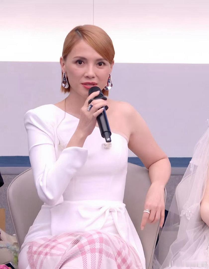 李心洁李小冉唱哭了李心洁李小冉哭了从组队相伴到同台献唱，一路互相治愈消解内耗，《