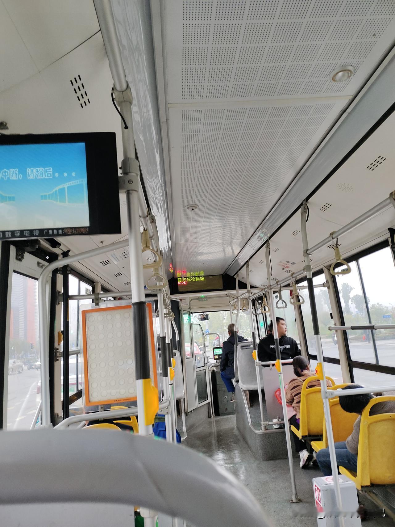 成都居然有些老年人坐公交玩！
大清早的就发现新鲜事了，成都一些老年人居然单纯坐公