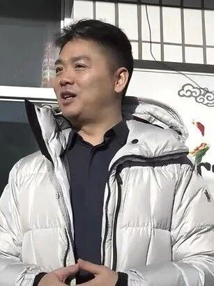 刘强东身穿这件银色连帽羽绒服，款式简约，属于商务休闲风格，这件羽绒服穿在刘强东身