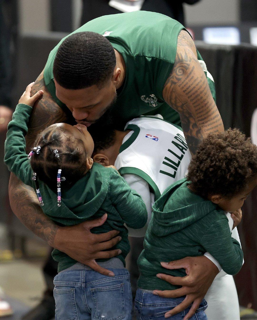 父与子的温馨画面。  cr：脚踝终结者联盟 