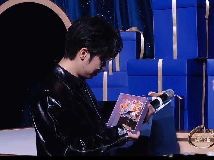 花海收到邓为的礼物 微博之夜交换礼物环节，KPL选手花海抽到邓为准备的非遗绒花胸