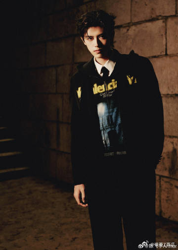 陈飞宇风格大变 芜湖！陈飞宇这次风格大变真的鲨疯了！深邃五官在光影下更显立体，混