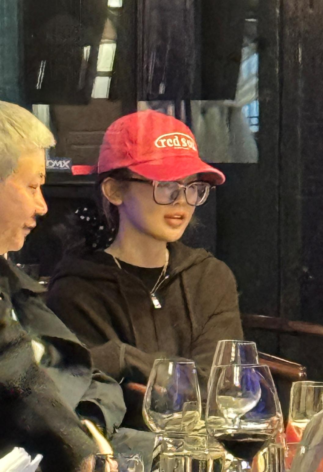 在乌镇偶遇杨超越妹妹啦
超越素颜的样子看着年龄好小呀
就像一个18岁的一样
本人