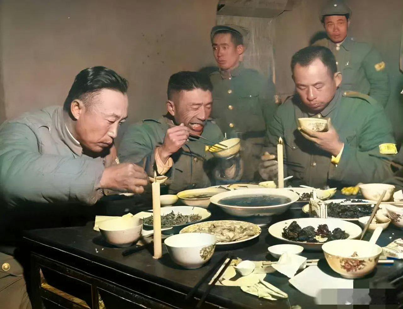 这是1948年，淮海战役中，国民党大员正在用餐的画面，正对镜头的人叫李弥，是国民