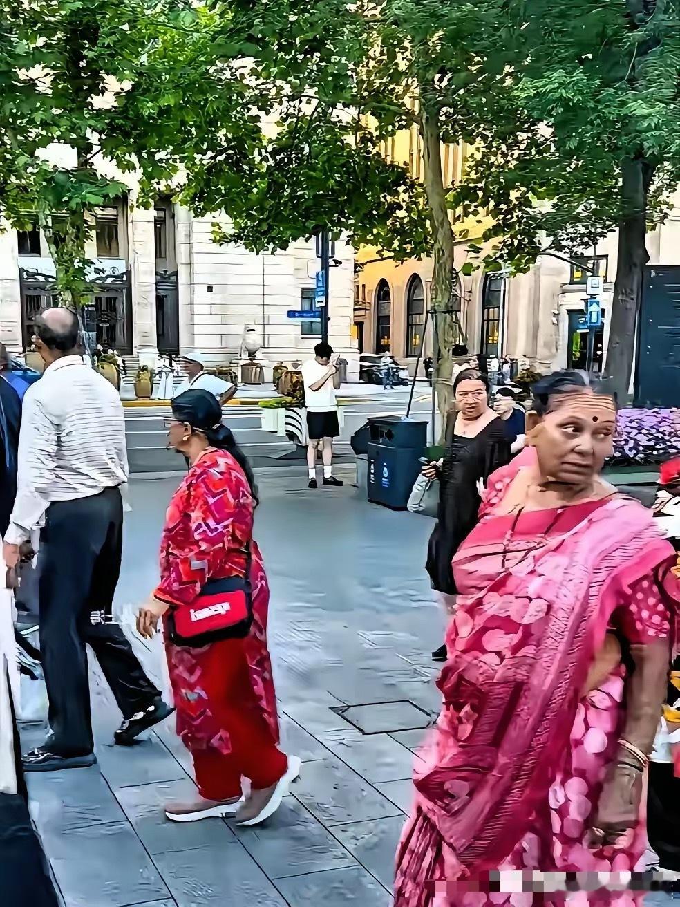 近日，网络上流传着一段印度网红在东方大国旅游时的遭遇。他到一家面馆吃面，吃完后声