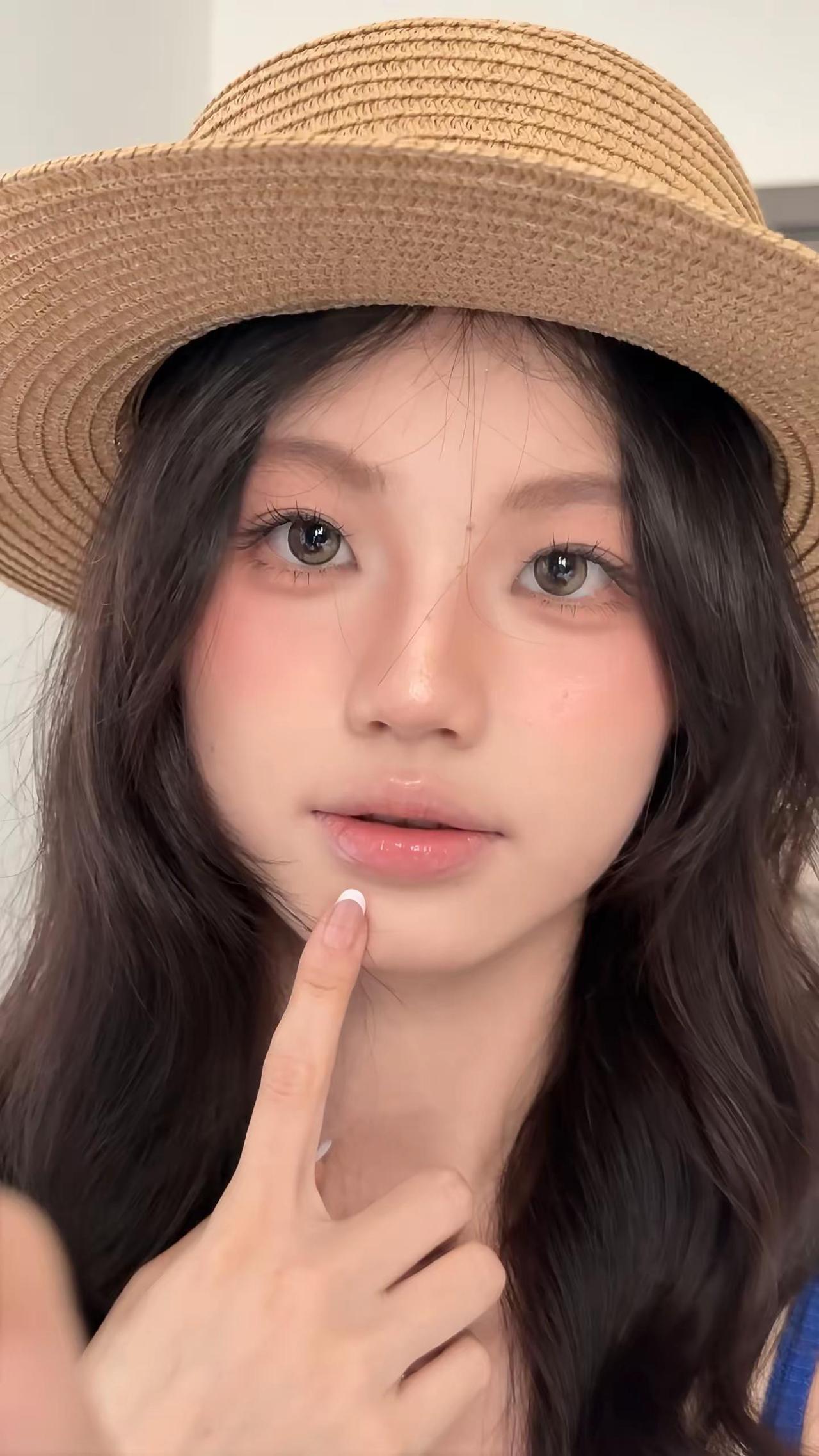 跟着小熊化的妆～真的能换脸呀呀呀！！！ 跟我以往的风格完全不一样！！神妆微卷发型