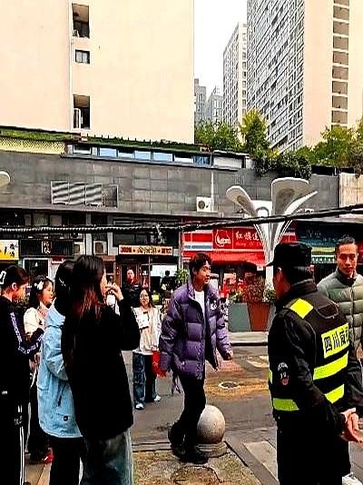 今天在体育圈看到个事，给我乐坏了。

有个大哥，人称“草莓熊”，穿着一件特扎眼的