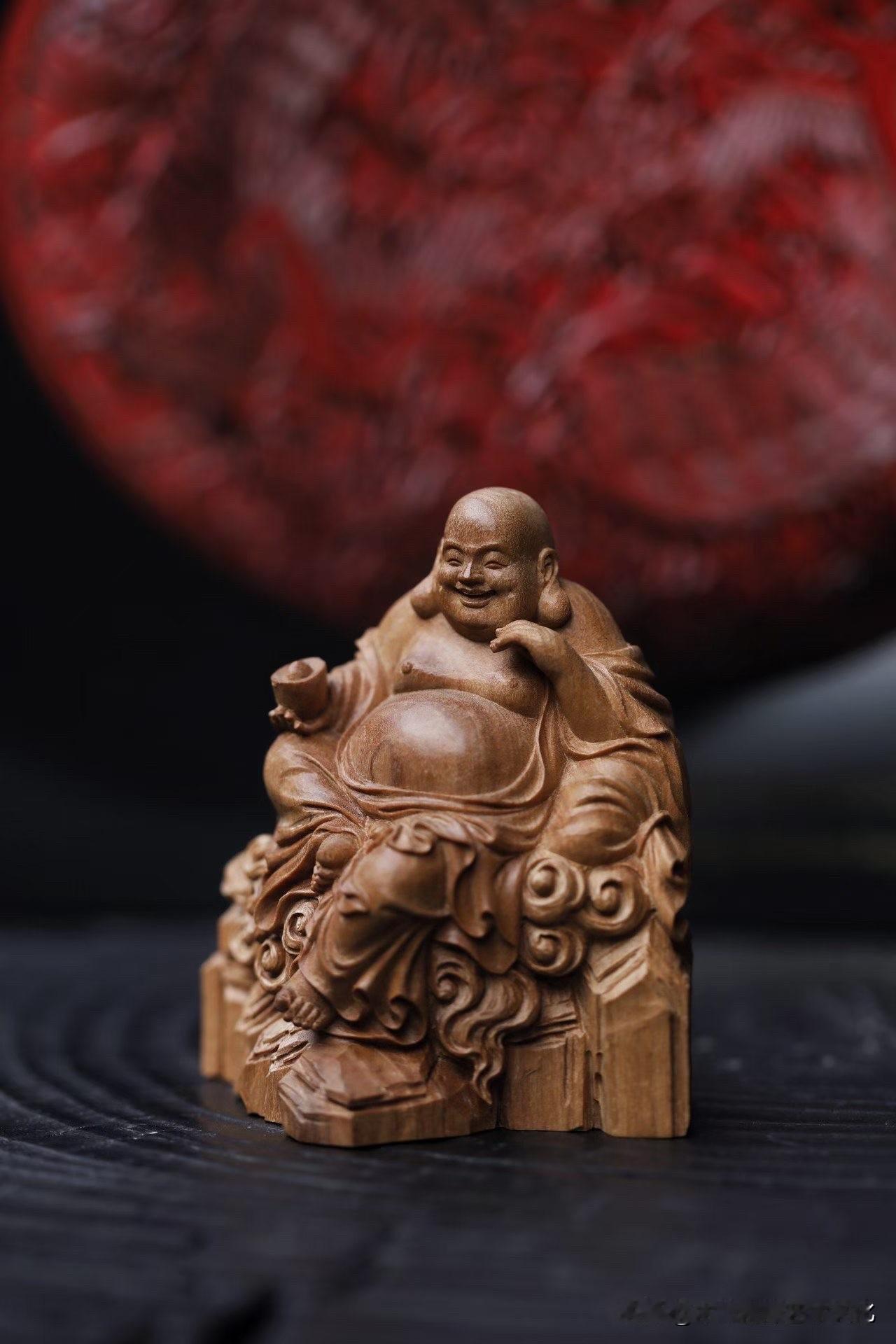 世间难得，是这般松弛通透的笑意。
老山檀香独有的温润质地，在匠人刀下化作一尊自在