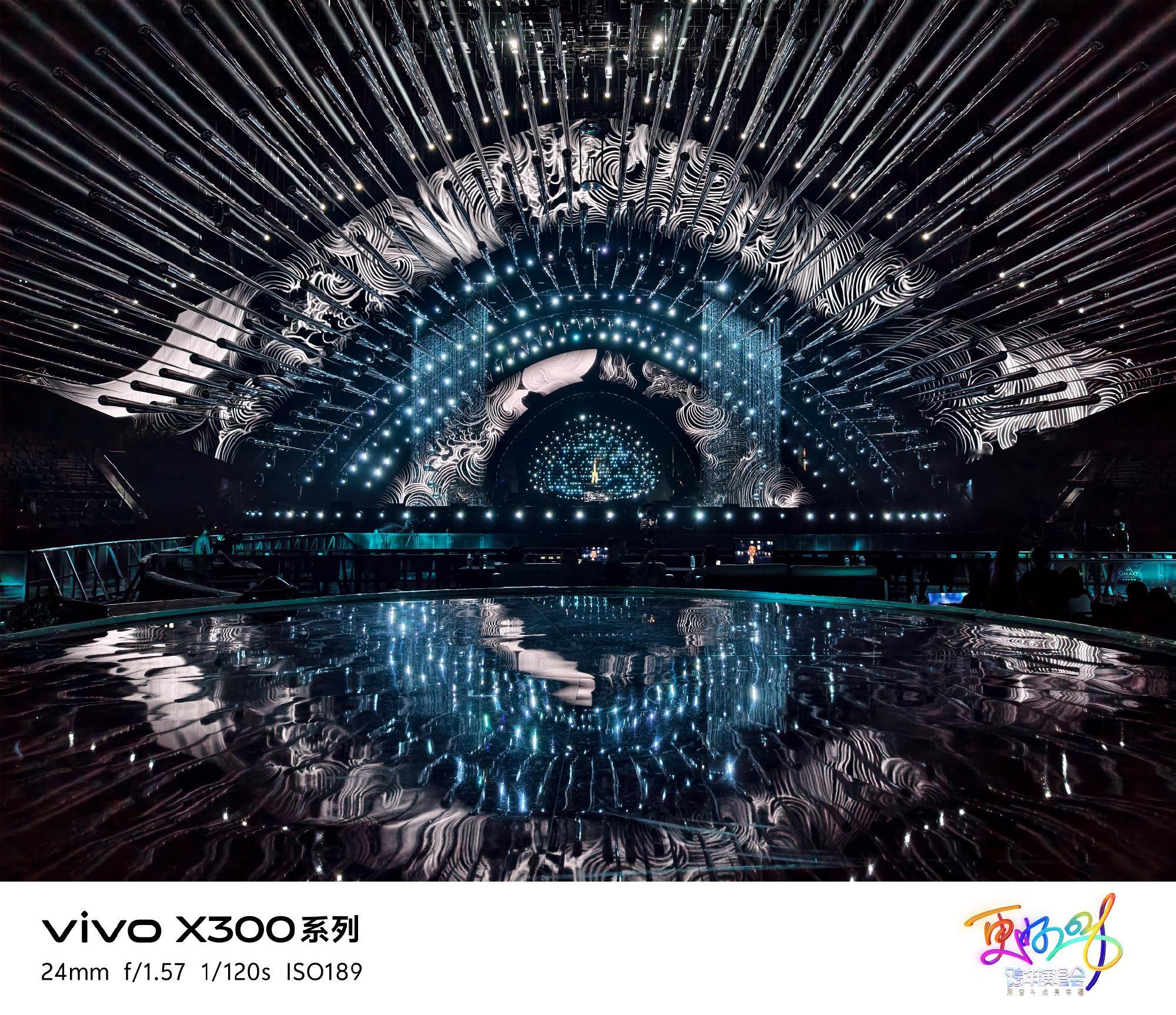 舞台上过多的黄光是非常影响成像质感的，但X300把这种污染性质的光源都压了下来，