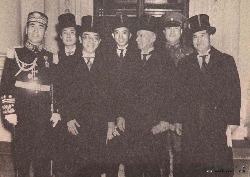 1938年10月28日，“书生大使”￼胡适在白宫递交国书仪式后的合影中，前排左起