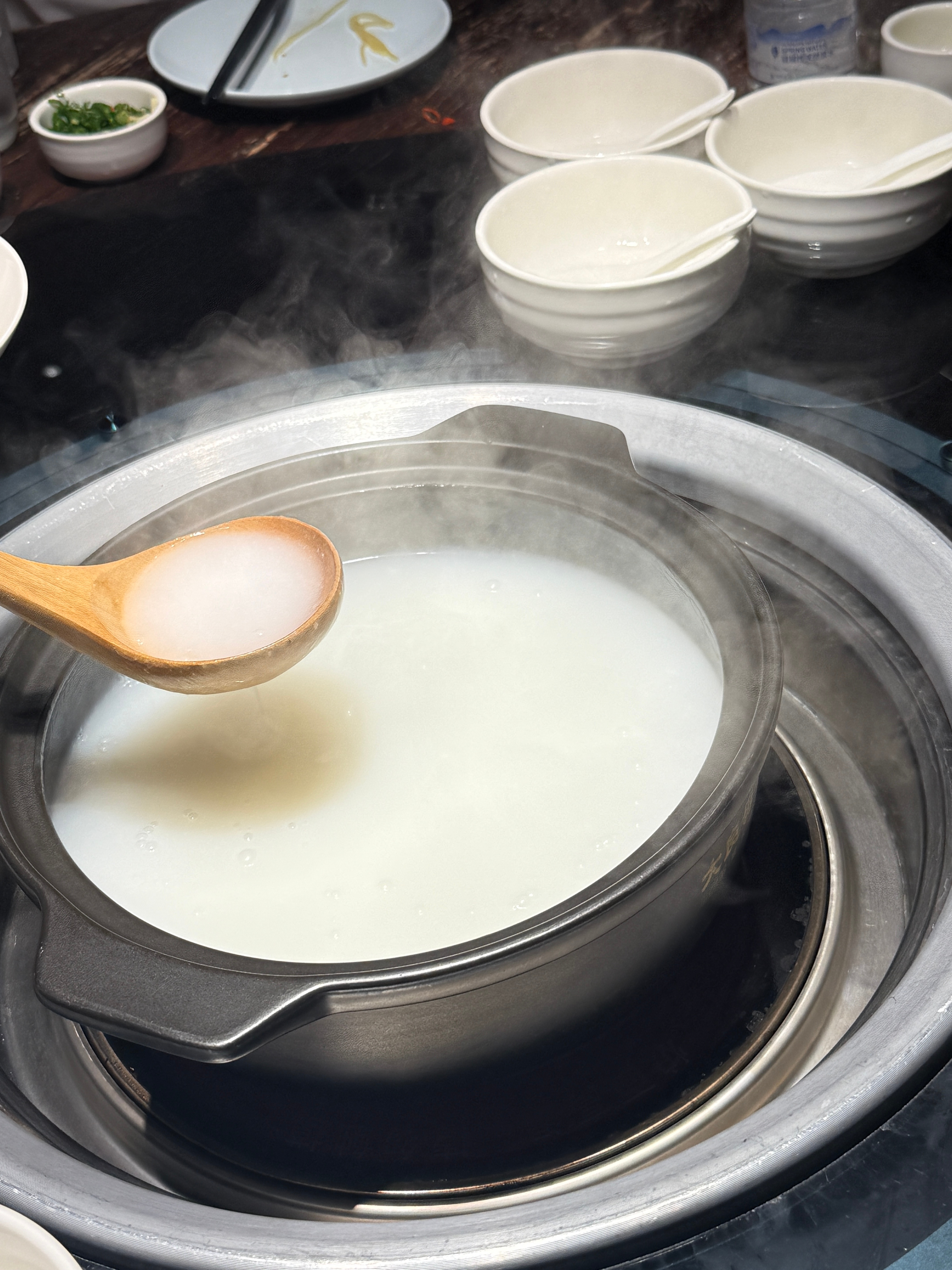 吃点潮汕特色毋米粥火锅🍲看起来好健康呀哈哈哈哈[傻眼]今天小卷长胖了吗 ​​​