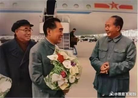 55年授衔，毛主席看到元帅服突然流泪，周总理：主席想念伍中豪了1955年8月,北