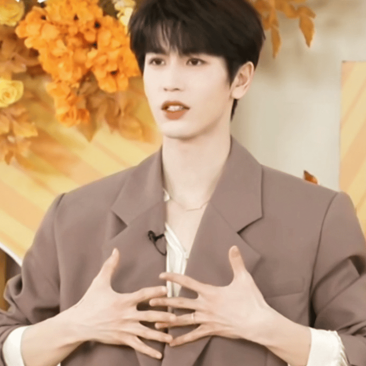 张凌赫今晚直播，顺毛秒变男大[憧憬] ​​​