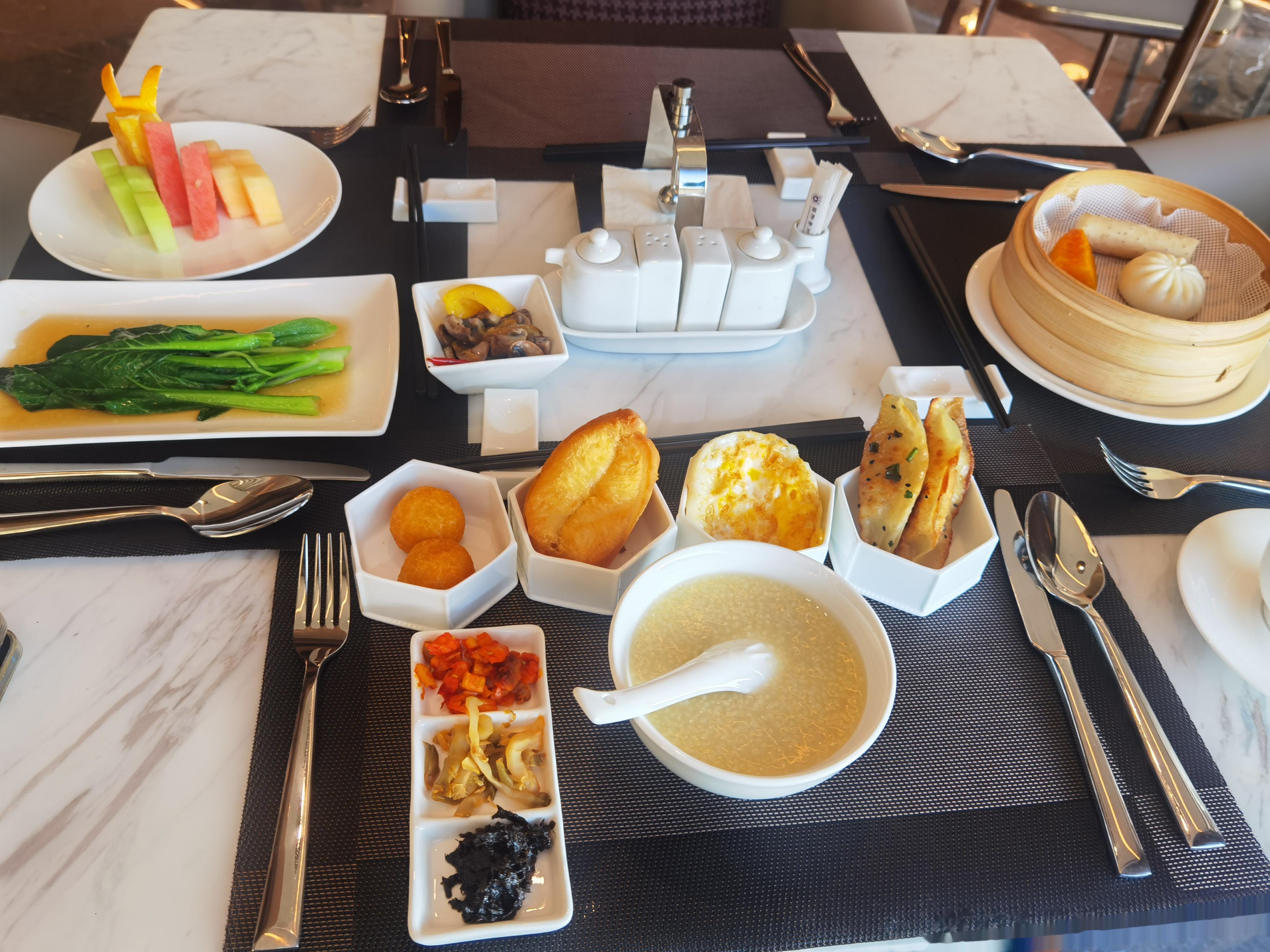 今天的早饭，就是配的餐具多了点，来不及换[喵喵][允悲] ​​​
