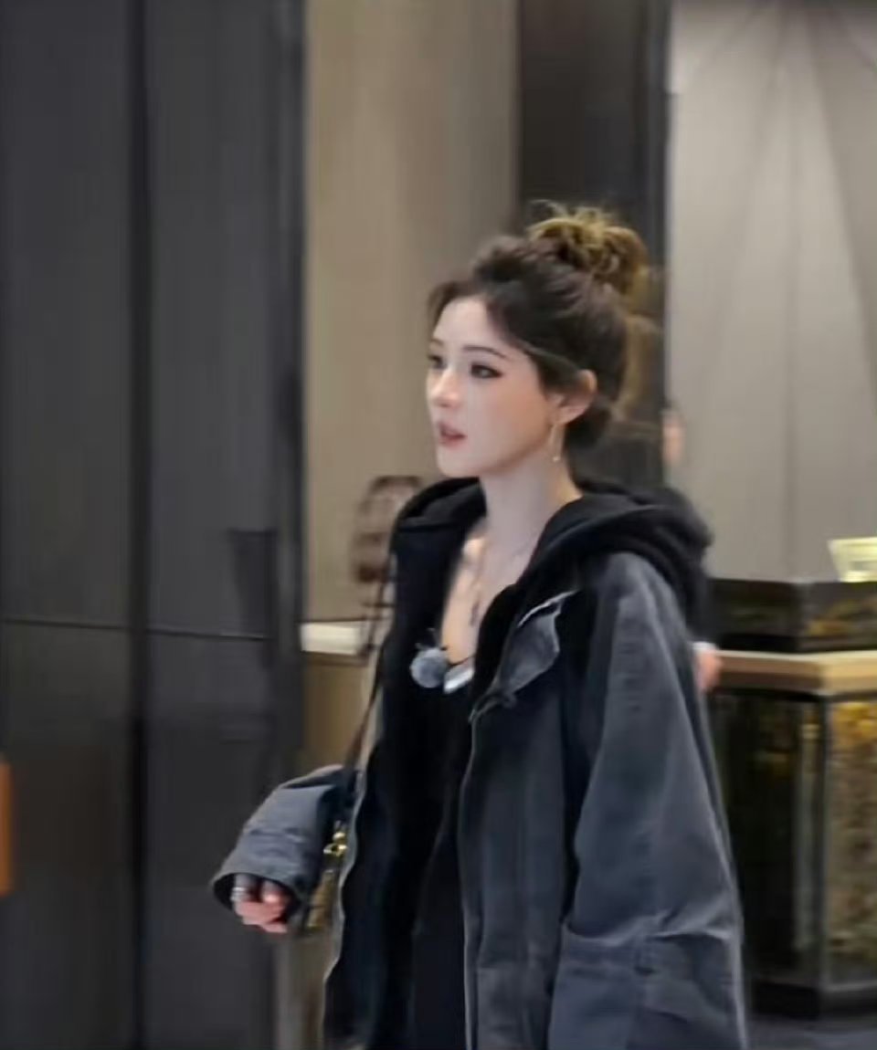 张予曦耳环消失术张予曦《合伙人》路透鲨疯!连帽牛仔配高颅顶丸子头，走起来风都跟着