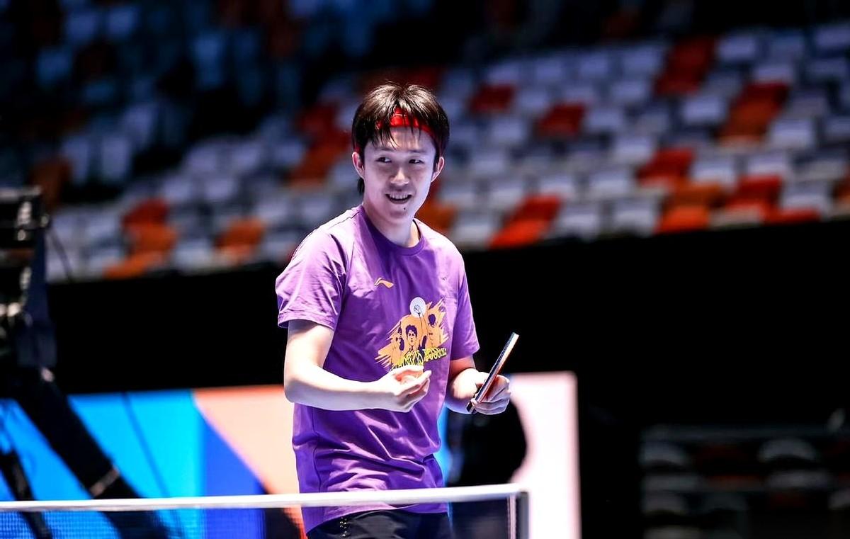 刚下飞机，行李箱估计都没捂热乎，人就已经在训练馆里了。
国乒这帮人，真不是人，是