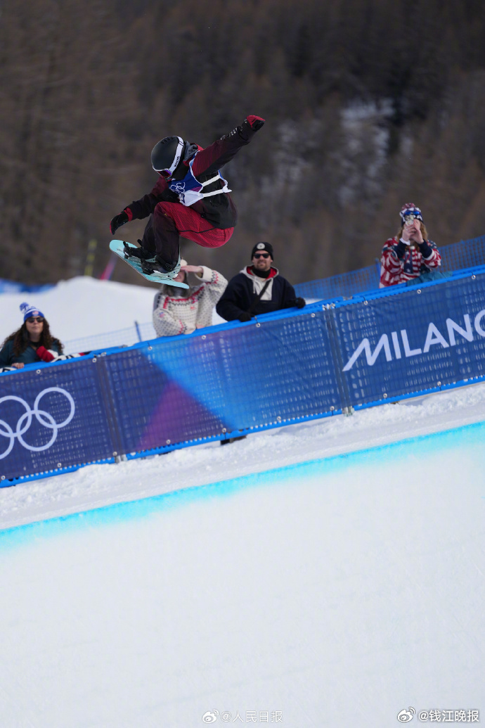 【蔡雪桐、武绍桐晋级U型场地决赛】#刘佳宇现场救治近10分钟# 当地时间2月11