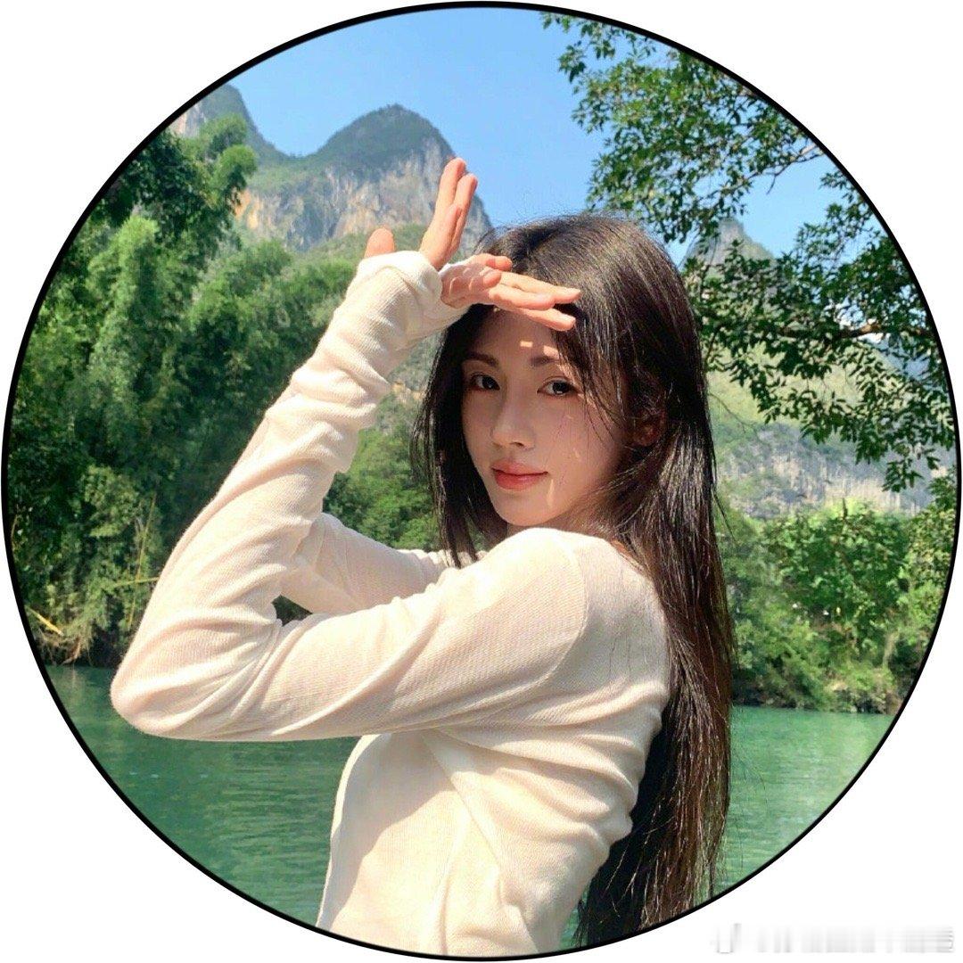 #游客拍的鞠婧祎##鞠婧祎发了游客的库存#游客拍的鞠婧祎，女大郊游！[爱慕][爱
