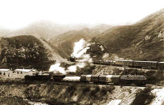 1903年，慈禧坐上了专列，非常高兴，说：“把设计师叫来给我见见。”见到詹天佑，