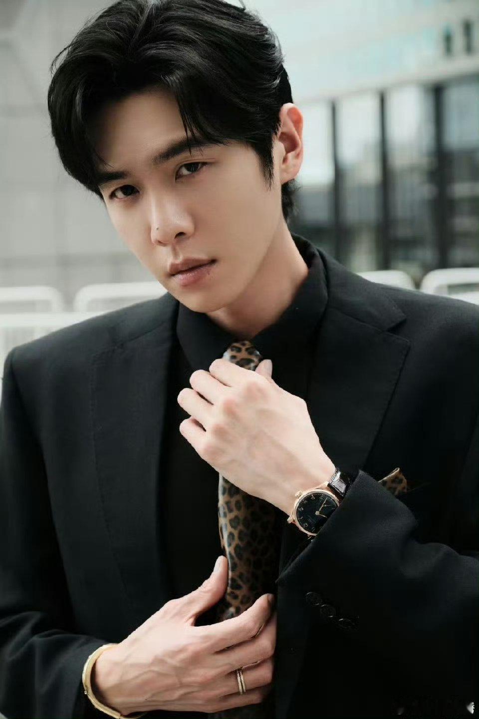 张若昀三奢代言 时尚界的宠儿，演技界的标杆，张若昀从不让人失望。三奢代言集齐，每