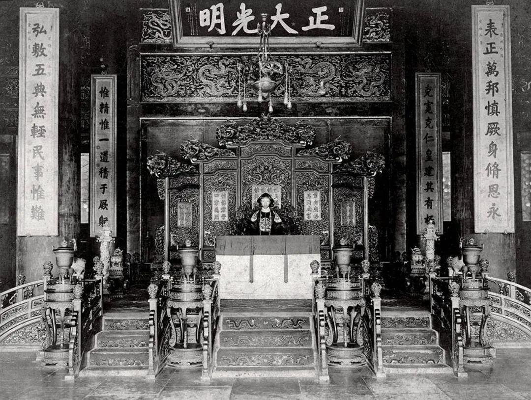 1917年7月，12岁的溥仪坐在乾清宫龙椅上拍下的一张照片，这是他第二次登基称帝