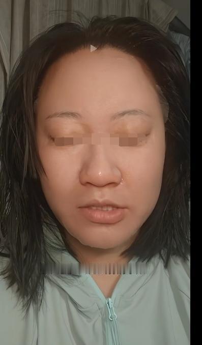 这媳妇孝敬公婆，大打折扣了！
      图中的女子口口声声说，对自己的公婆很孝