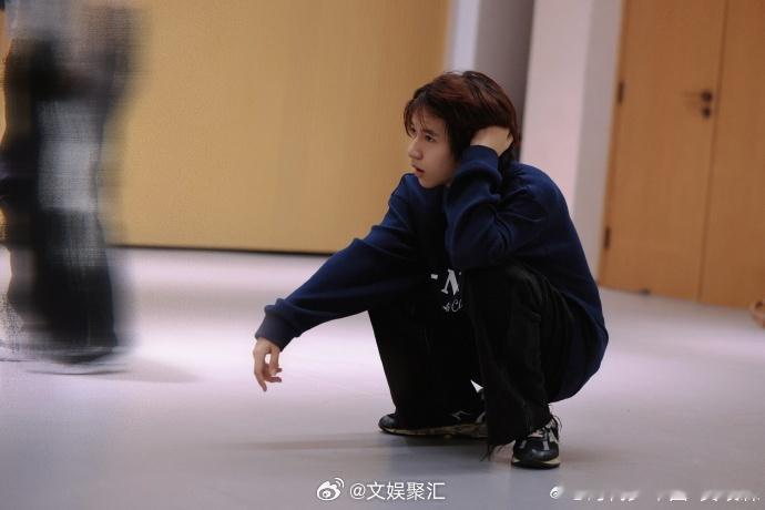 贺峻霖深蓝色polo衫  贺峻霖谁想出来的土豆泥拌粉  练习室中贺峻霖深蓝色po