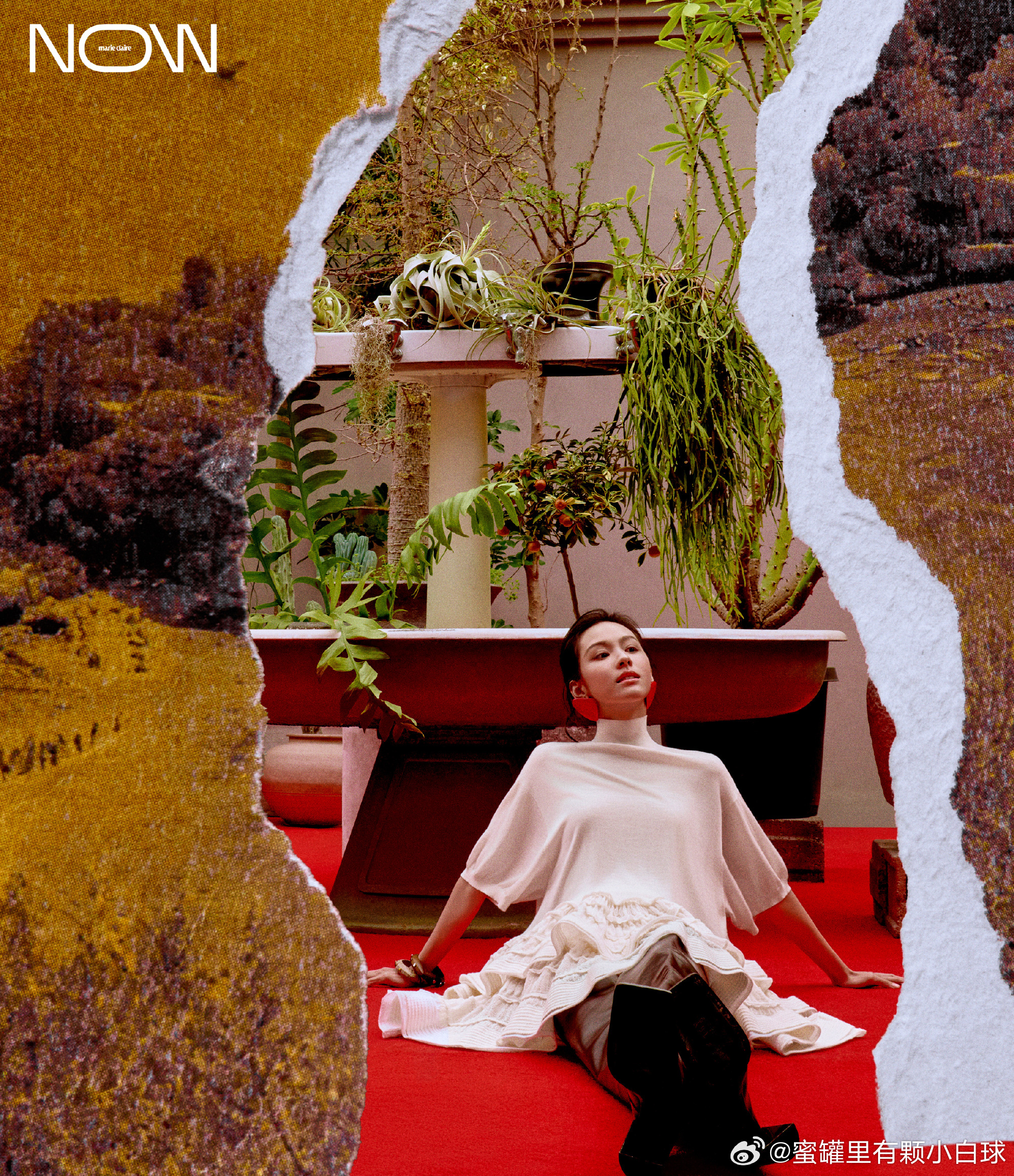 陈都灵蝴蝶骨薄背线条流畅又精致，蝴蝶骨清晰立体，骨感里带着恰到好处的力量感，美到