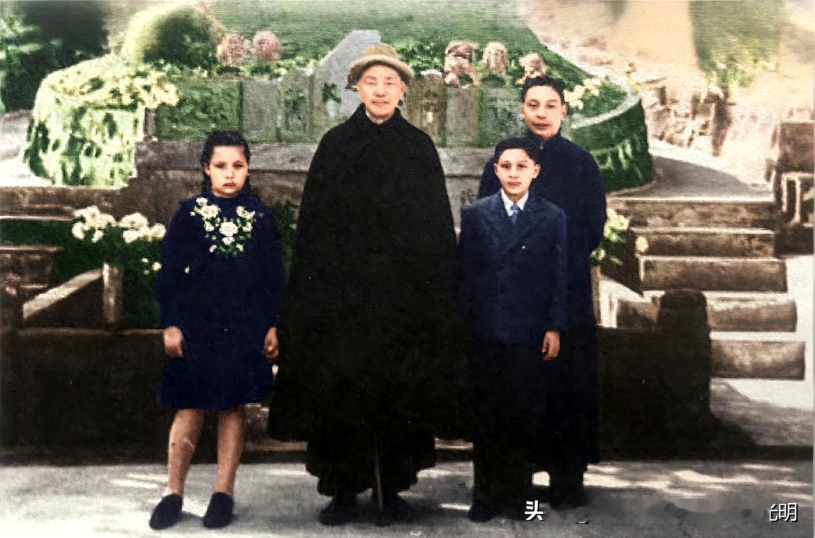 1949：蒋介石离开大陆前最后一次回乡祭祖

这张照片拍摄于1949年4月的清明