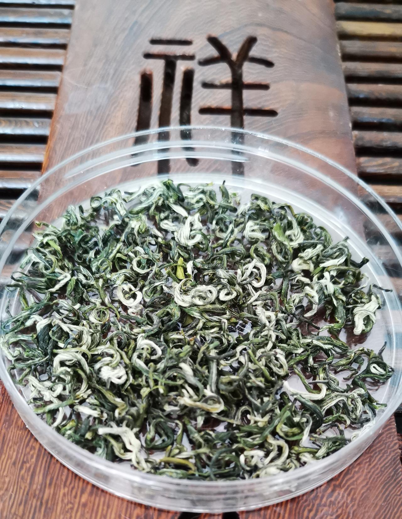 有懂行的给看看给，这个茶叶怎么样？是新茶吗？给估个价吧。
陕南茶，昨天买的。常在