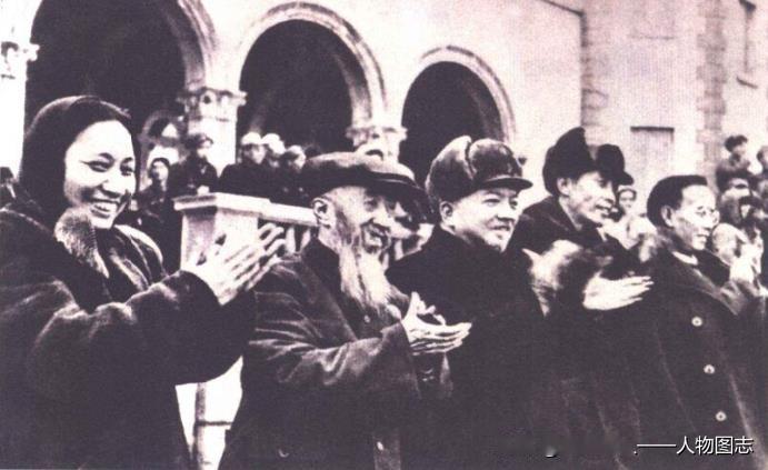 1949年1月10日，在李富春、朱学范等陪同下，李济深、沈钧儒等人乘火车抵达沈阳