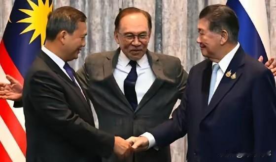 洪玛奈这次外交操作真是让人看得直摇头，泰柬边境炮火连天，他倒有心思玩文字游戏。明