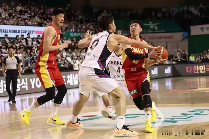 中国男篮本来雄心勃勃的出征这次2027世界杯预选赛，球队甚至招回了前NBA大中锋