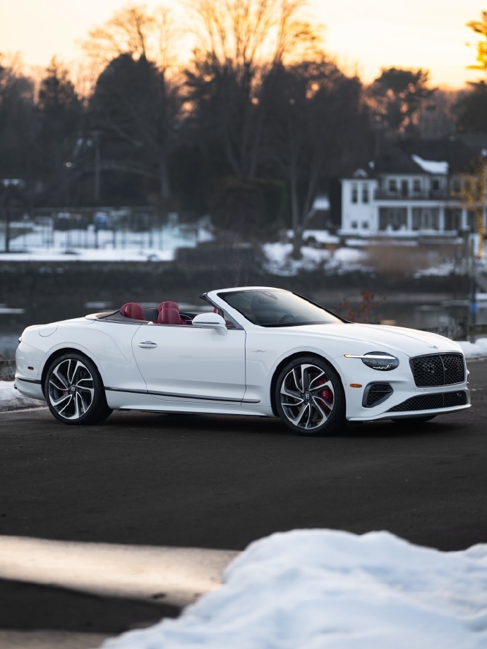 2025 款宾利欧陆 GTC Speed 来了！这车型采用了冰川白漆，全车采用霍