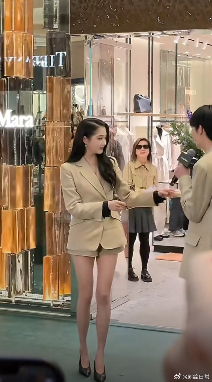 关晓彤 至今不知道腿长的坏处腿超长！ 