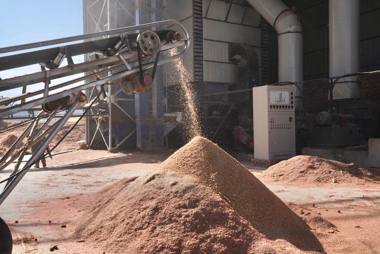 寿阳城西，南燕竹村在丘陵沟壑间铺展着生机与画卷。省道穿村而过，高速近在咫尺，龙栖