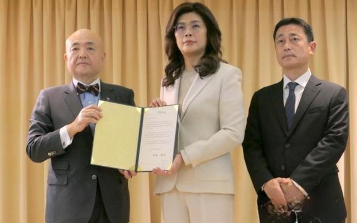 大伙都睁大眼睛好好看看！国民党刚捧着钱讨好日本没几天，日本转头就把当年害惨咱们祖