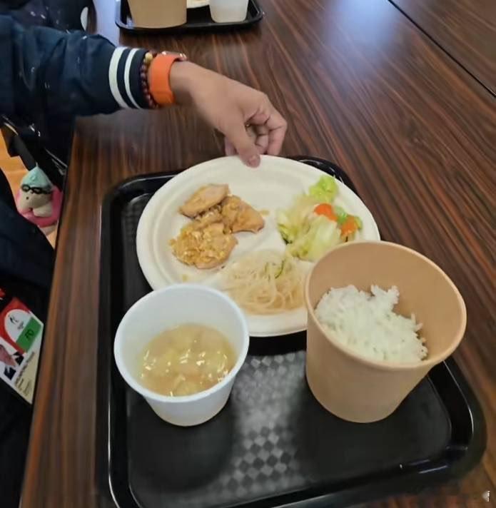 弱弱问一句：日本给亚运会运动员吃的饭，比韩国大学食堂还磕馋，这有力气比赛吗？中国