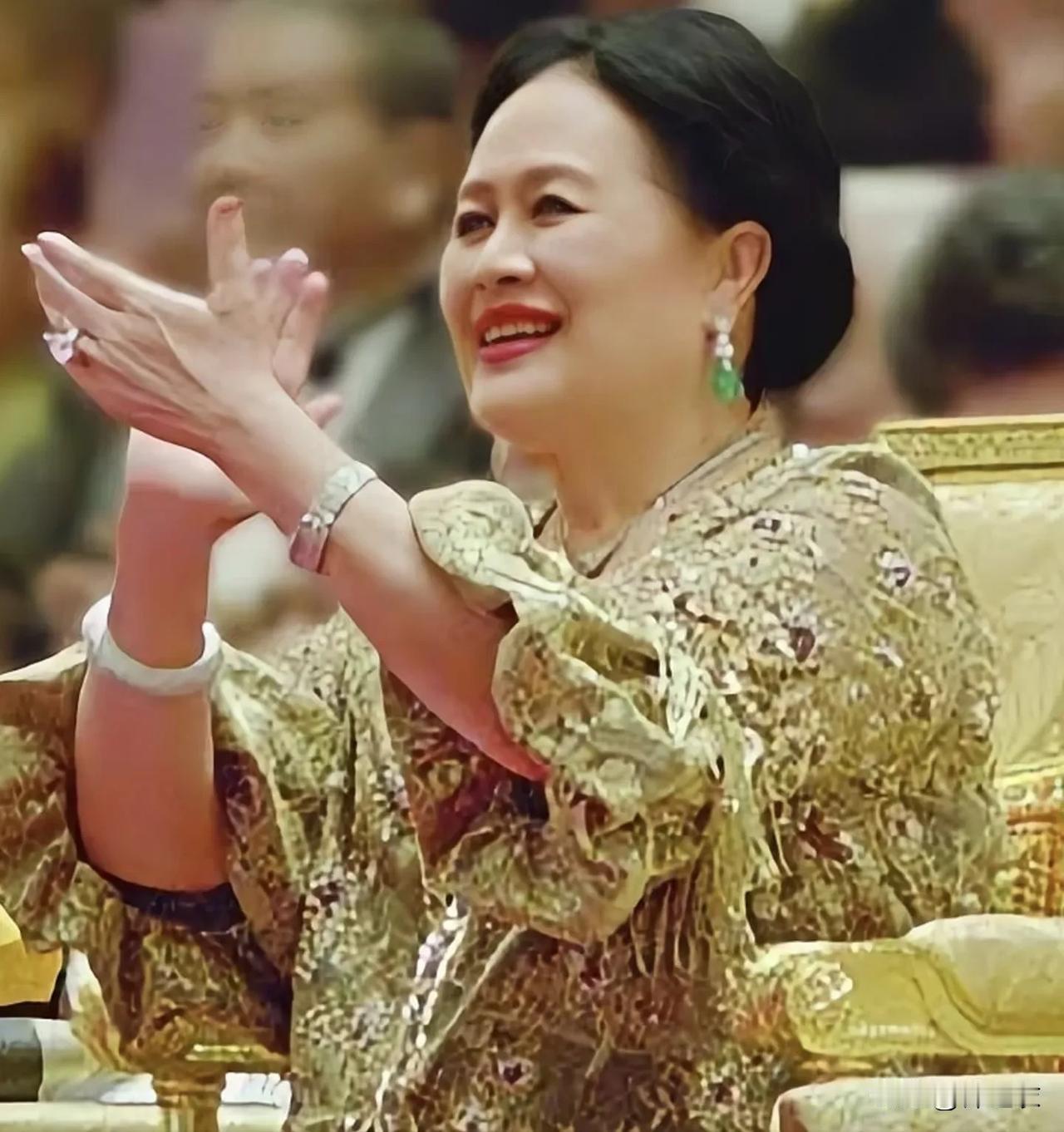 诗丽吉有育坤家族的强大资本，所以她当然可以恣意而为，而她和九世的婚姻就和大多数夫