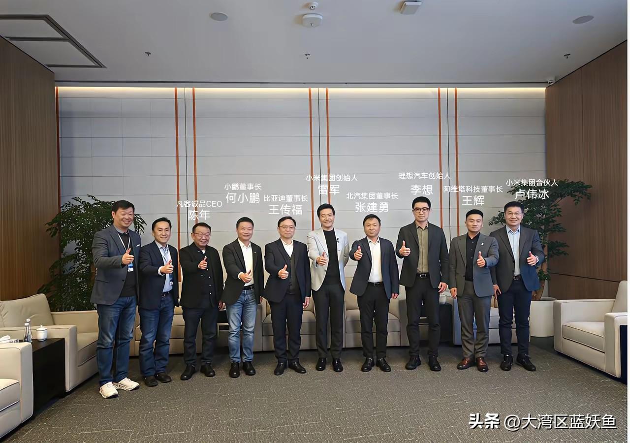 雷军这波是真藏不住了。
 
3月19日小米SU7发布会，大合影里站C位的他，愣是