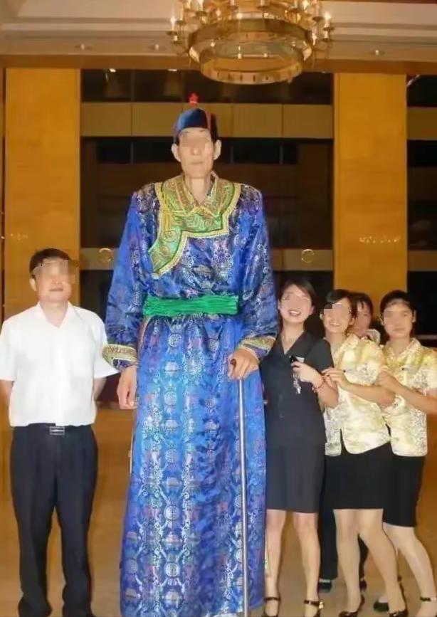 中国第一巨人鲍喜顺：不听医生劝告非要生子，现在儿子长到多高？被称之为“中国第一巨