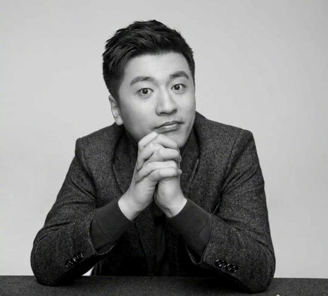 张雪峰走了，41岁，心源性猝死。

我不是他粉丝，也没找他填过志愿，但抖音老给我