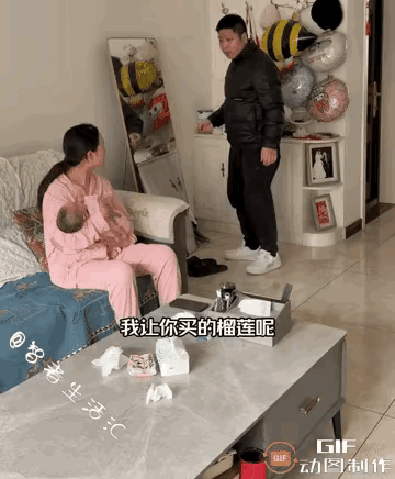 男子下班回家，刚进家门，就看到妻子正坐在沙发上哄孩子，他走进屋正想换鞋，妻子就盯